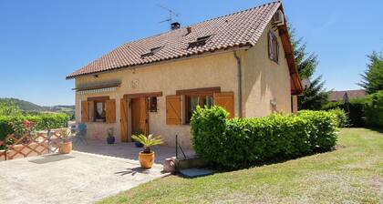 Comfortable Holiday Home With Private Swimming Pool, Plenty of Space and Privacy