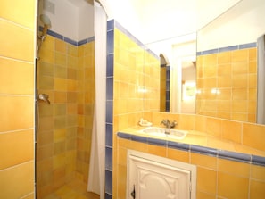 Villa | Bathroom | Bathtub, towels - Lavish Villa in Grimaud With Private Swimming Pool (Grimaud)