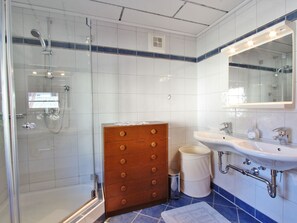 Apartment | Badezimmer | Dusche, Handtücher