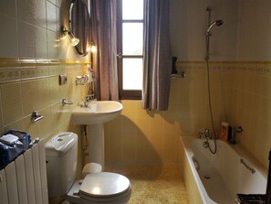 House | Bathroom | Combined shower/tub - Wonderful, Cosy Holiday Home With Private Swimming Pool in a Quiet Area (Monfort)