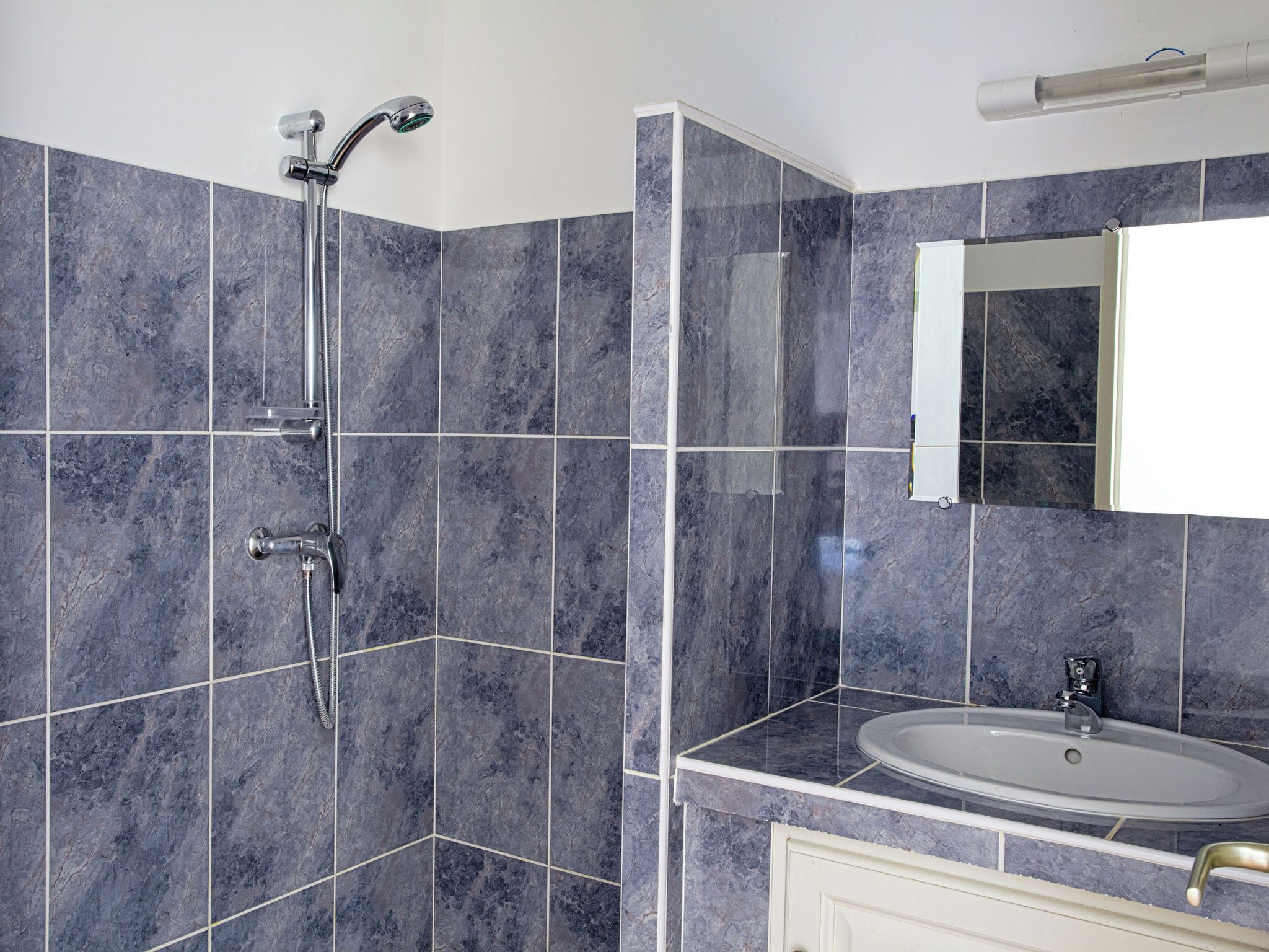 Villa | Bathroom | Combined shower/tub