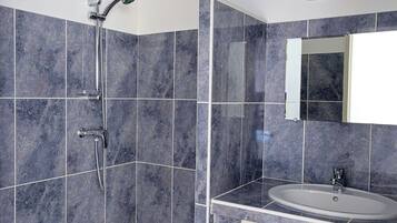 Villa | Bathroom | Combined shower/tub