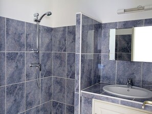 Villa | Bathroom | Combined shower/bathtub - Spacious Family Villa With Pool and Views Over the Rolling Countryside (Saint-Michel-l'Observatoire)