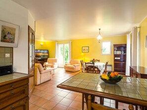 House | Private kitchen | Fridge, microwave, oven, coffee/tea maker - Colourful Holiday Home in Noves With Swimming Pool (Noves)