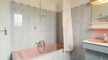 House | Bathroom | Bathtub, towels