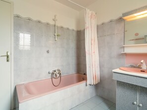 House | Bathroom | Bathtub, towels - Colourful Holiday Home in Noves With Swimming Pool (Noves)