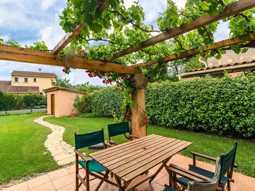 Colourful Holiday Home in Noves With Swimming Pool