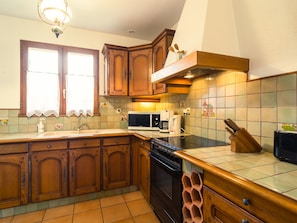 House | Private kitchen | Coffee/tea maker, fridge, microwave, oven - Colourful Holiday Home in Noves With Swimming Pool (Noves)