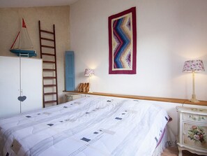 Cottage | Room amenity - Cottage in France With Private Terrace (Roussines)