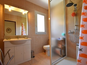 Bathtub - Modern Villa in Pinet With Private Swimming Pool (Pinet)