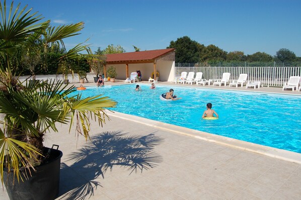 House | Pool | Outdoor pool - Apartment in Faverolles Near the Beach (Villentrois-Faverolles-en-Berry)