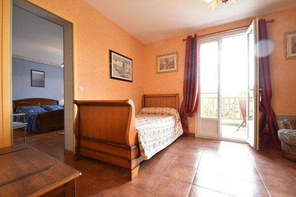 House | 3 bedrooms, individually furnished