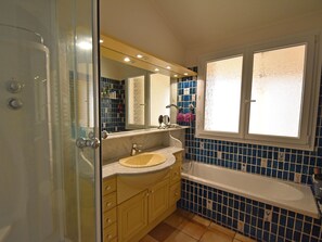 Bathroom - Modern Villa in Cournonterral, With Large Garden, Private Pool and Terrace (Cournonterral)