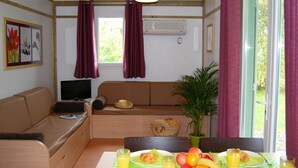 Chalet | Living room - Detached Chalet With Dishwasher, on the Banks of the Lot (Castelmoron-sur-Lot)