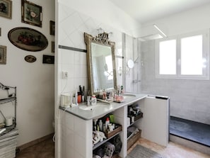 Bathroom - Amazing Holiday Home With Pool in Aix-en-provence (Aix-en-Provence)