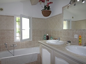 House | Bathroom | Shower, towels - Tasteful Villa in Montauroux With Private Pool (Montauroux)