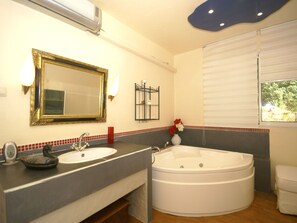 Villa | Badezimmer | Dusche, Haartrockner
