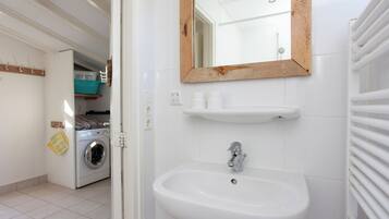 Casa | Baño | Regadera y toallas