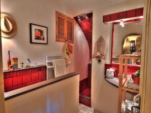 Shower, towels - Beautiful Character House With Private Pool and High-end Services (Villecroze)