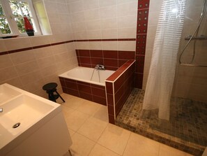 House | Bathroom | Bathtub - Beautiful Holiday Home in Baye With Private Swimming Pool (Baye)