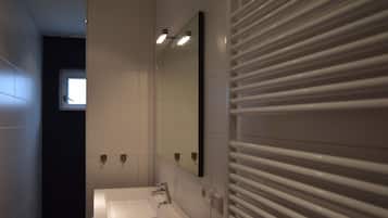 Casa | Baño | Regadera y toallas