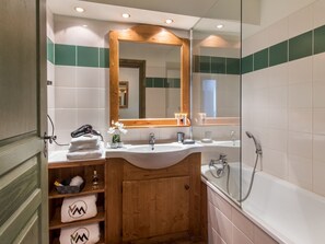Apartment | Bathroom - Cozy Apartment, at Just 300 m. From the Slopes in Tignes (Tignes)