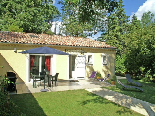 Exterior - Recently Built Villa With Shared Swimming Pool Near the Village of Piolenc (Piolenc)