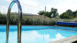 Outdoor pool - Recently Built Villa With Shared Swimming Pool Near the Village of Piolenc (Piolenc)