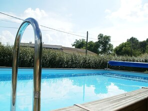 Outdoor pool - Recently Built Villa With Shared Swimming Pool Near the Village of Piolenc (Piolenc)