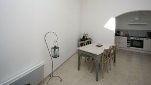 Dining - Recently Built Villa With Shared Swimming Pool Near the Village of Piolenc (Piolenc)