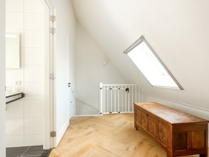 3 bedrooms, individually furnished, bed sheets - Luxurious Villa in Zwartewaal With Private Garden (Zwartewaal)
