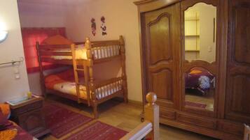 1 bedroom, bed sheets
