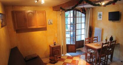 Cottage in Vaires-sur-marne by Forest Lake