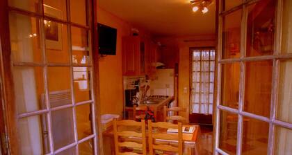 Cottage in Vaires-sur-marne by Forest Lake