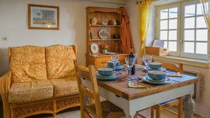 Unclassified image, 4 of 29, button - Authentic City House in the old Centre of Puy L'eveque, Directly by the Lot (Puy-l'Eveque)