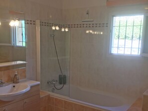 Combined shower/bathtub, towels - Comfortable Holiday Home in Flayosc With Private Garden (Flayosc)