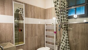Een douche, handdoeken