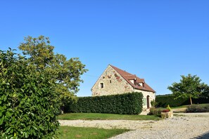Exterior - Cosy Holiday Home Near the Causses du Quercy (Lavercantiere)