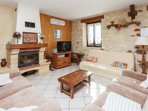House | Living room | DVD player - Cosy Holiday Home Near the Causses du Quercy (Lavercantiere)
