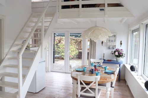 Lovely Holiday Home in Noordwijkerhout near Lake