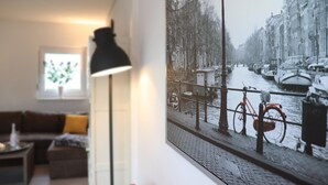 Ett vardagsrum med en soffa, ett soffbord och en lampa.