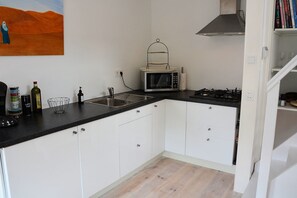 House | Private kitchen | High chair - Lovely Holiday Home in Noordwijkerhout near Lake (Noordwijkerhout)
