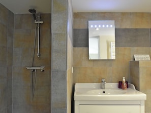 Villa | Bathroom | Shower, towels - Charming Villa in Lauris South of France With Private Pool (Lauris)