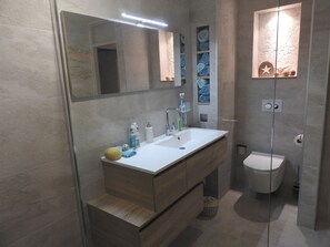 House | Bathroom | Towels - Beautiful Holiday Home in Julianadorp Near Lakebeach (Julianadorp)