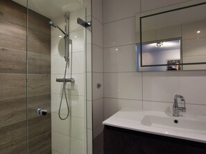 House | Bathroom - Gorgeous Holiday Home in Monster Near Sea (Monster)