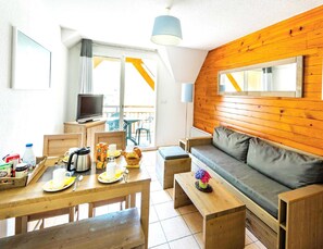 Living room - Well-kept Apartment in a Mountain Village (Saint-Mamet)