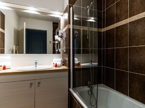 Bathroom - Well-kept Apartment in a Mountain Village (Saint-Mamet)