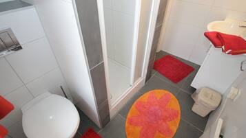 Apartment | Badezimmer | Dusche, Handtücher
