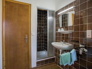Apartment | Bathroom | Shower, towels