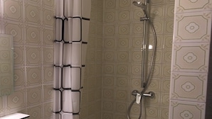 Casa | Baño | Regadera y toallas